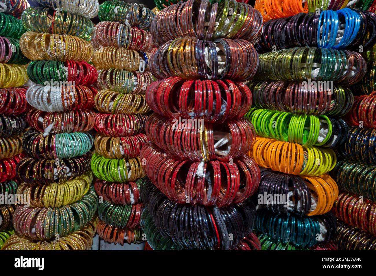 Schöne Rajasthani Bangles wird auf dem berühmten Sardar Market und Ghanta Ghar Clock Tower in Jodhpur, Rajasthan, Indien verkauft. Stockfoto