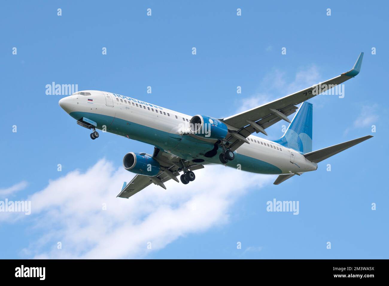 SANKT PETERSBURG, RUSSLAND - 02. JUNI 2022: Flugzeug Boeing 737-800 (RA-73242) der Pobeda Airlines auf dem Gleitweg an einem sonnigen Tag Stockfoto
