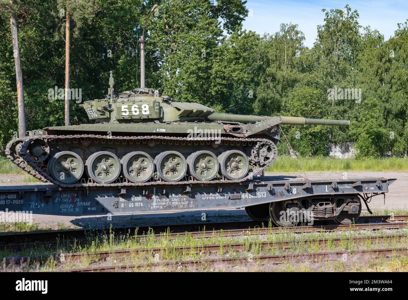 REGION LENINGRAD, RUSSLAND - 02. JULI 2022: Russischer Panzer an einem sonnigen Sommertag auf dem Bahnsteig Stockfoto