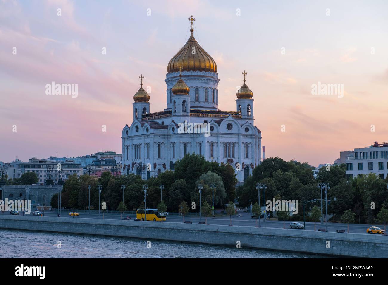 MOSKAU, RUSSLAND - 17. AUGUST 2022: Blick auf die Christ-Erlöser-Kathedrale an einem Augustabend Stockfoto