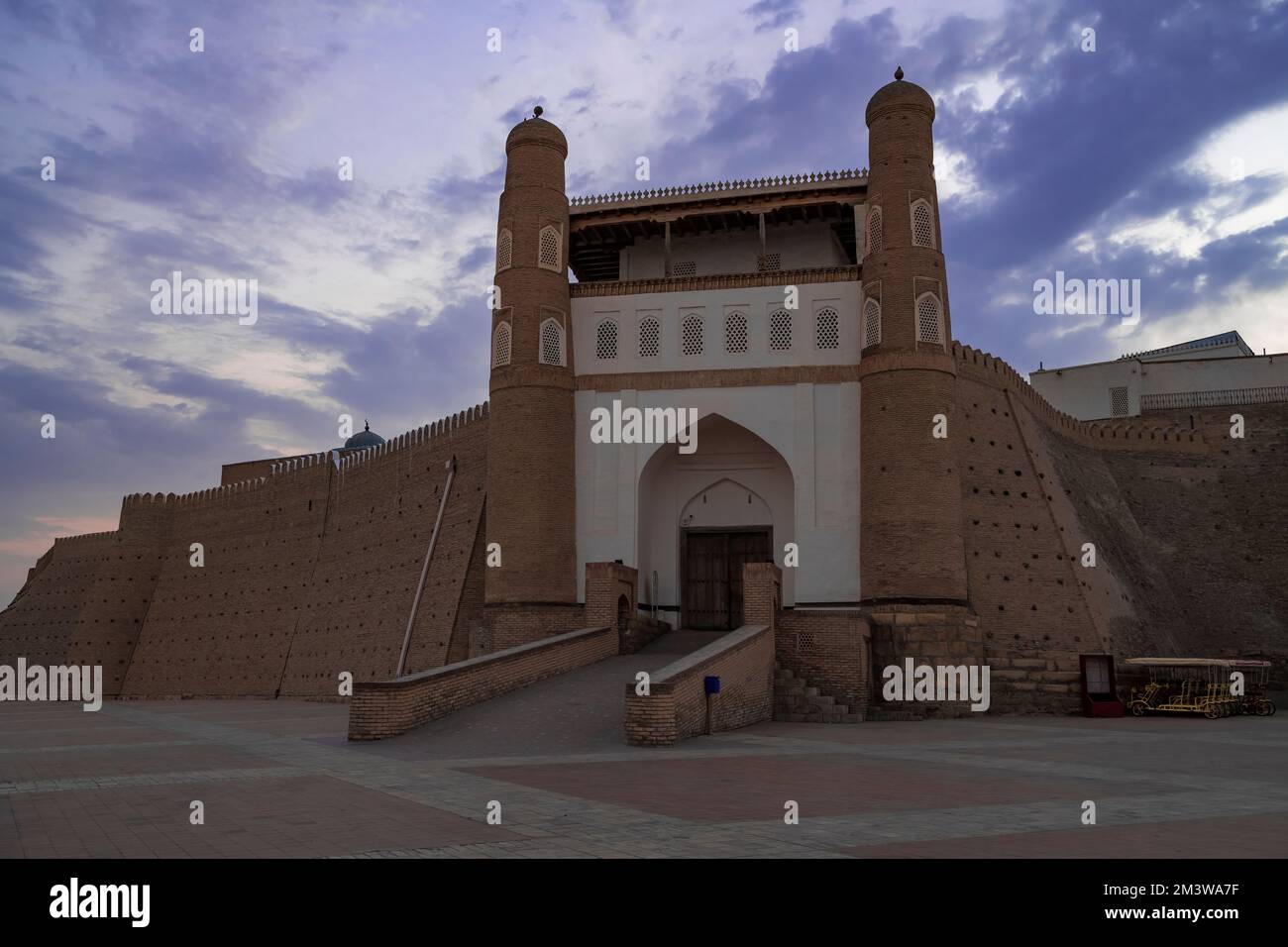 Am frühen Morgen am Eingang zur alten Archenfestung. Bukhara, Usbekistan Stockfoto