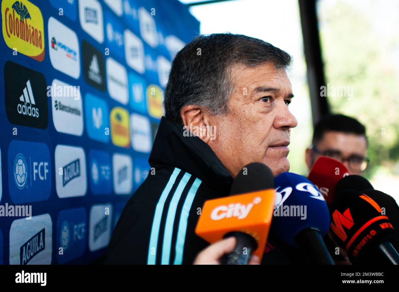 Teammanager Nelson Abadia spricht mit den Medien während der Vorbereitung der kolumbianischen Frauenmannschaft in Bogota, Kolumbien, auf die australische Frauenweltmeisterschaft 2023 am 15. dezember 2022. Foto: S. Barros/Long Visual Press Stockfoto