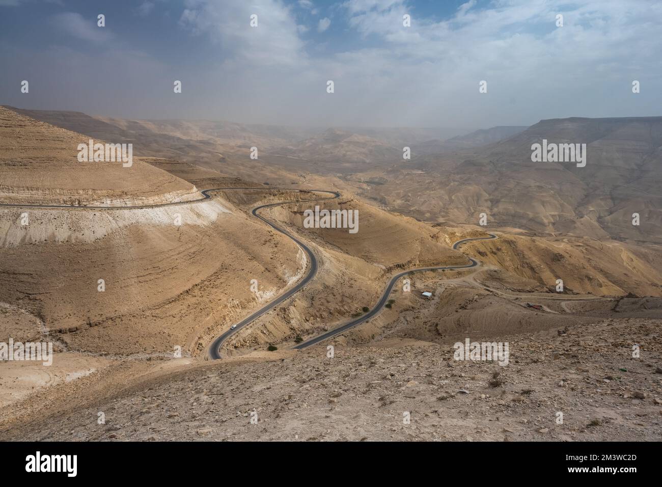 King's Highway 35 Wadi Mujib Valley, Berg- und Hügellandschaft in Jordanien mit wolkigem Himmel Stockfoto