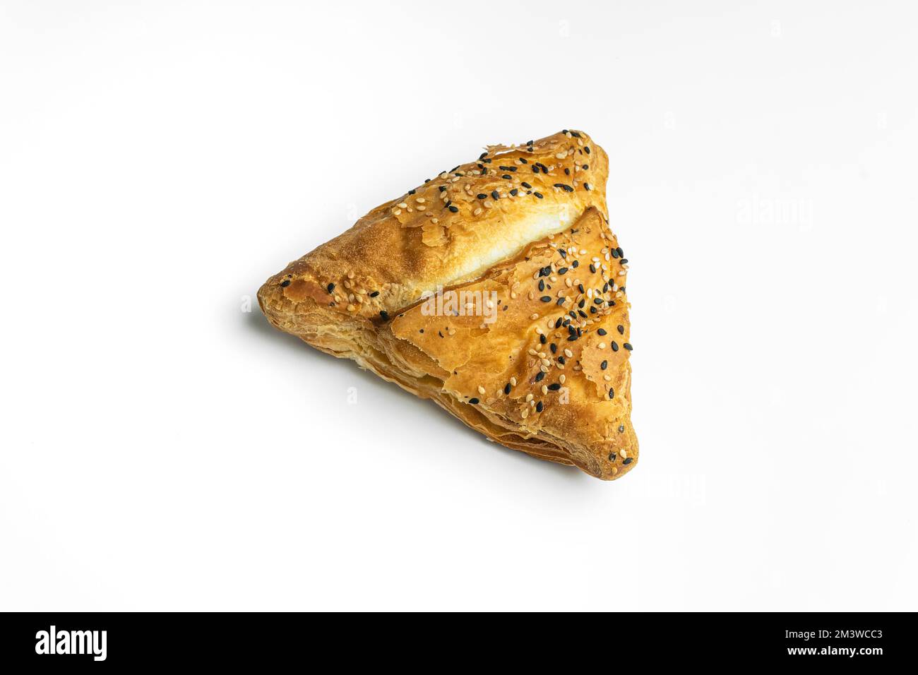 Samsa oder Samosas mit Fleisch und Gemüse auf weißem Hintergrund. Traditionelle indische Küche. Ansicht von oben Stockfoto