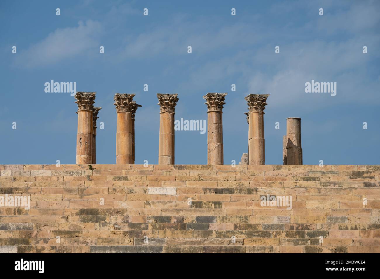 Säulen des römischen Artemistempels und Treppen in Gerasa oder Jeraash, Jordanien Stockfoto
