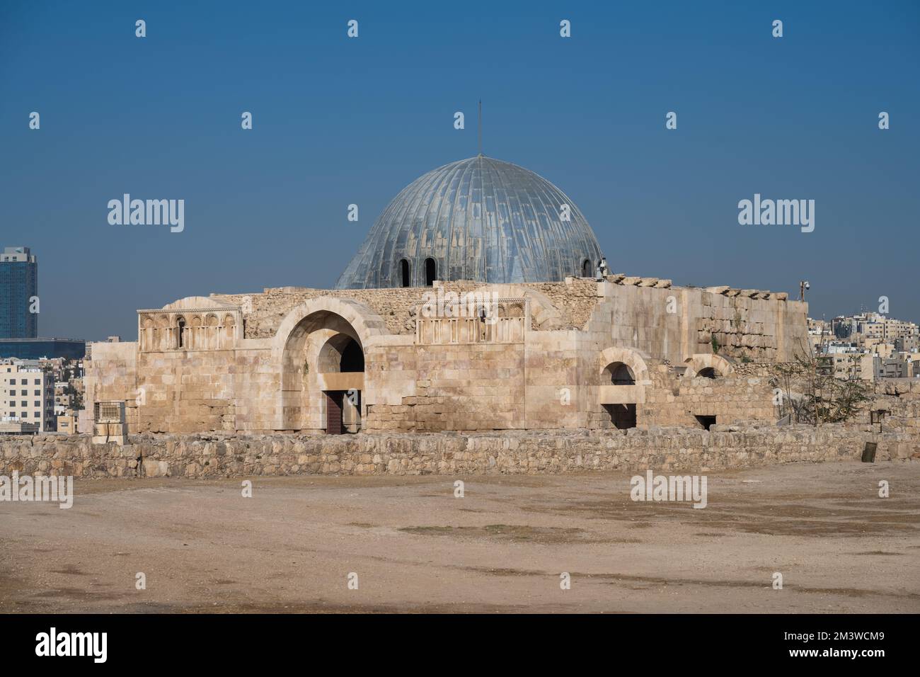 Amman, Jordanien - Oktober 24 2022: Monumentales Tor zum Ummayad-Palast auf dem Amman Citadel Hill in Jordanien, auch bekannt als Kiosk Stockfoto