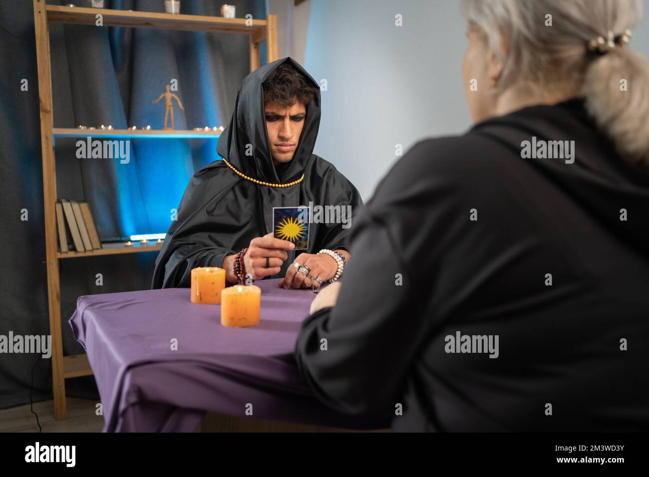Männlicher Zauberer liest Tarotkarten, Divination-Konzept. Stockfoto