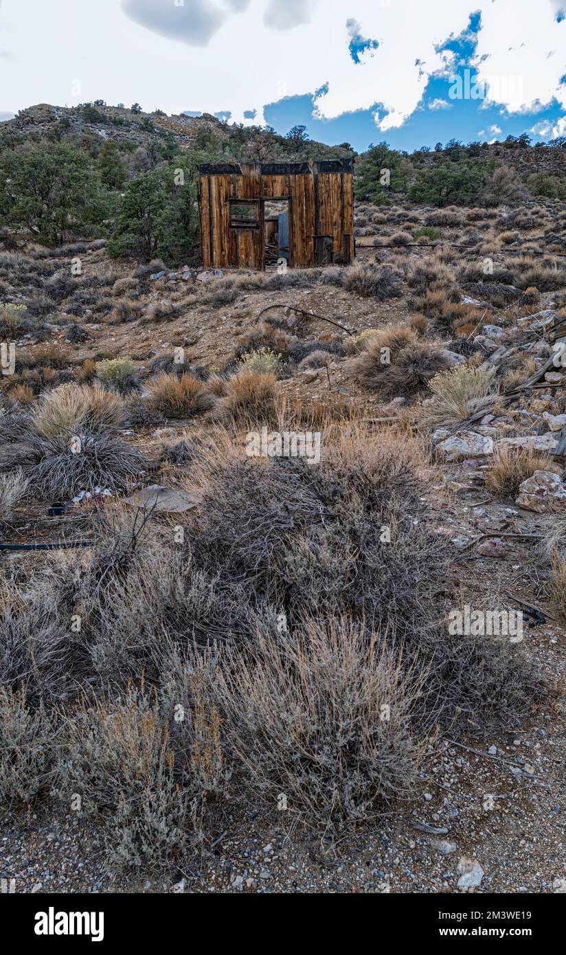 Sagebrush umgibt die Überreste einer Hütte in einer verlassenen Quecksilbermine in der Wüste, Nevada, USA Stockfoto