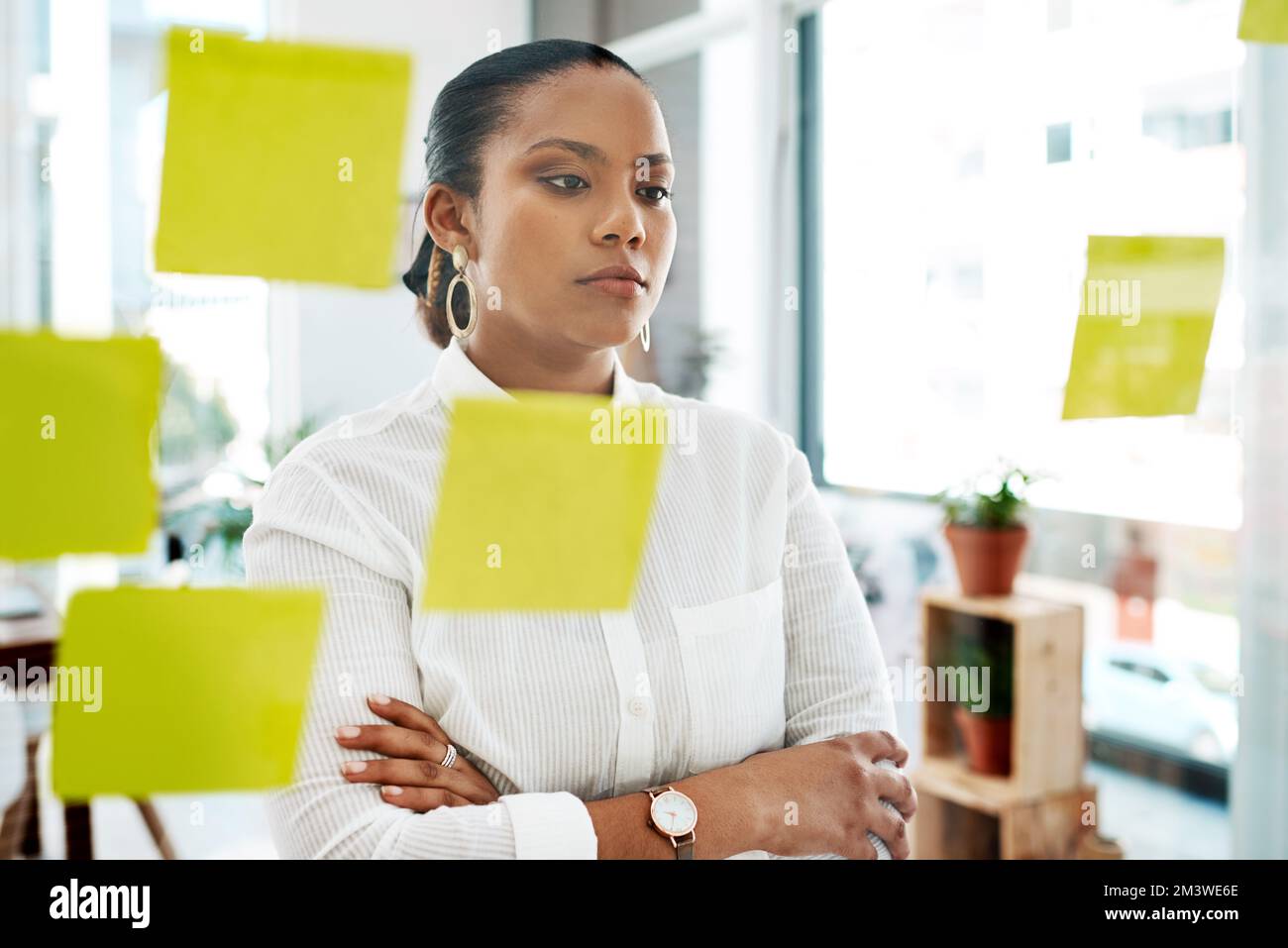 Beherrsche deinen Verstand, beherrsche den Plan. Eine junge Geschäftsfrau, die ein Brainstorming in einem modernen Büro durchführt. Stockfoto