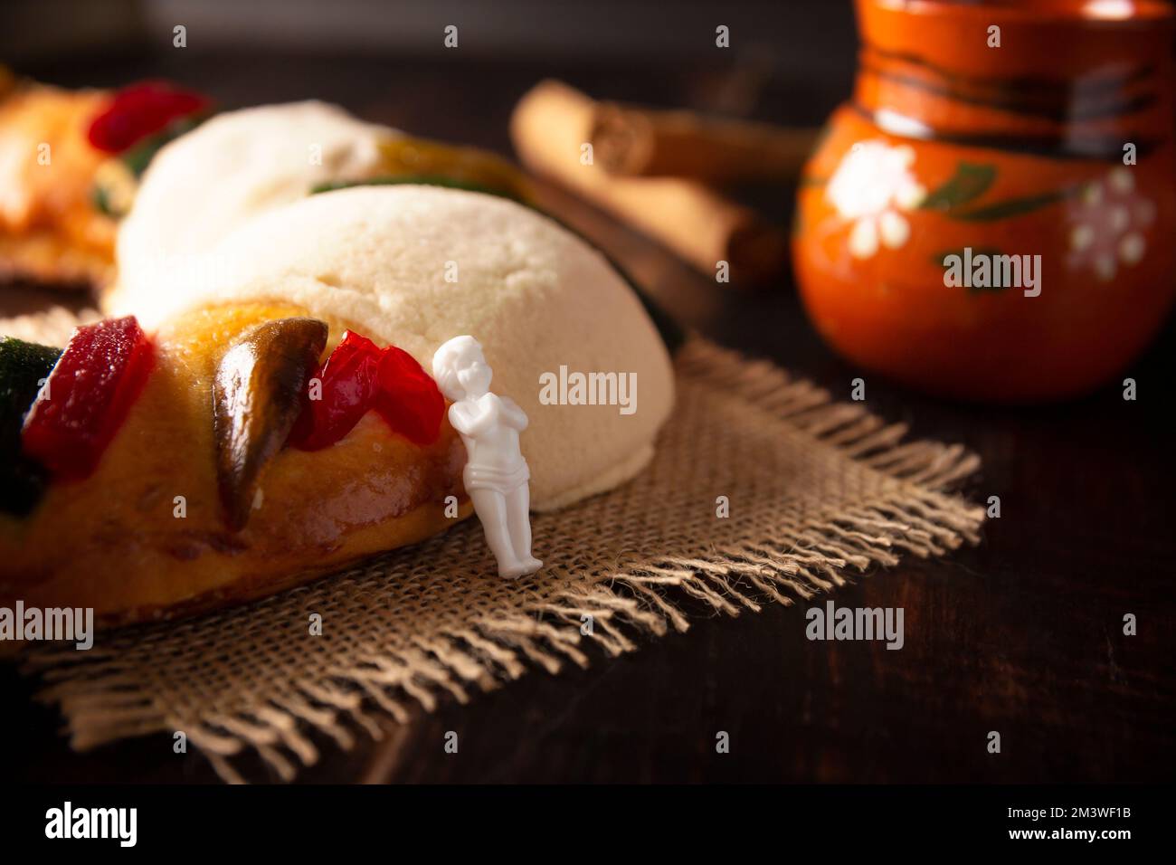 Traditionelle Kings Day Kuchen auch als Rosca de Reyes, Roscon, Epiphany Kuchen und mit einem Ton Jarrito. Mexikanische Tradition am 5th. Januar Stockfoto