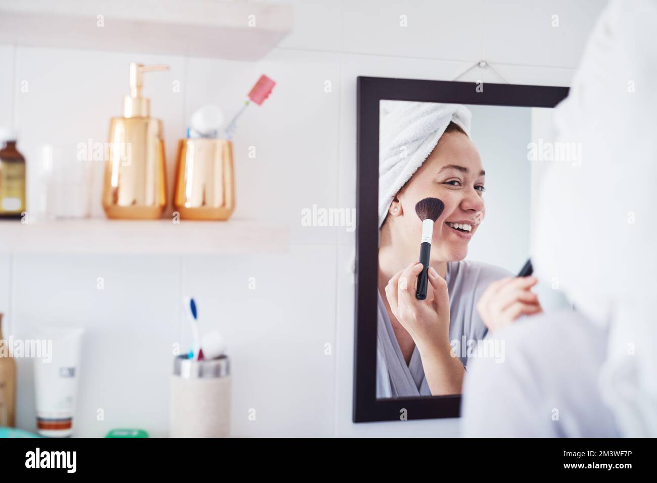 An diesem Tag werde ich grundlos rot. Eine junge Frau, die sich schminkt. Stockfoto