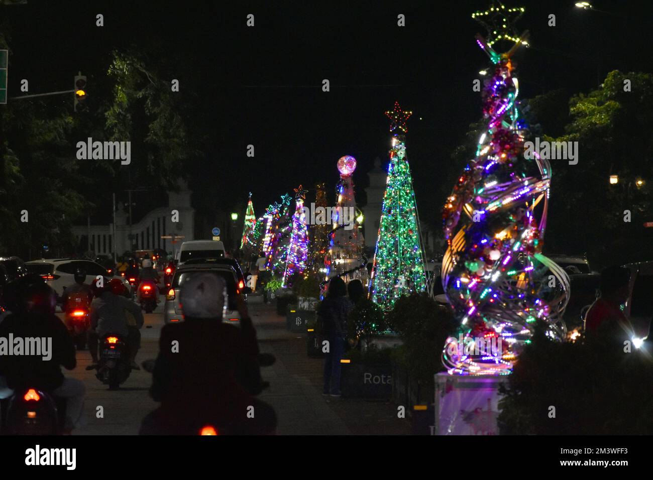 Weihnachtsbaum mit heller Dekoration in der Sudirman Street, Surakarta, Indonesien Stockfoto