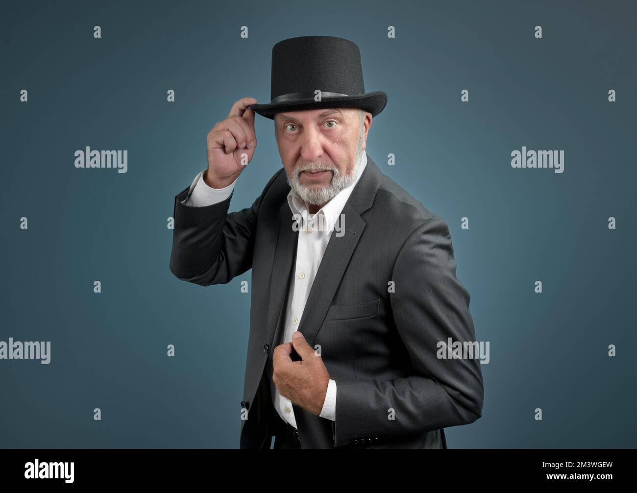 Ein imposanter älterer Mann im Anzug und einem Hut Stockfoto