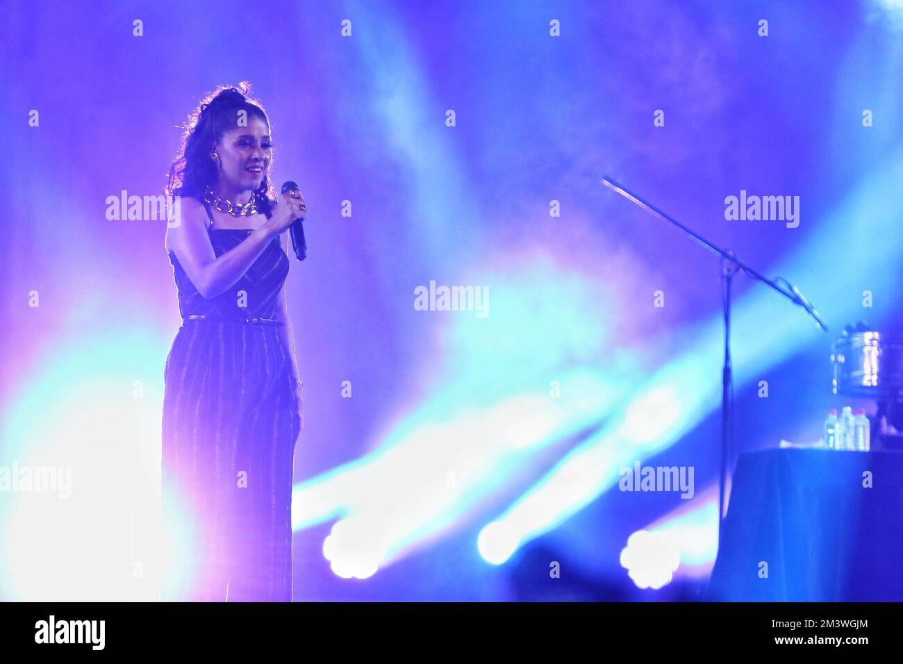 Jaipur, Indien. 16.. Dezember 2022. Jaipur: Sänger Sunidhi Chauhan tritt auf einem Konzert zum Abschluss der 100-tägigen Veranstaltung von Bharat Jodo Yatra im Albert Hall Museum in Jaipur, Rajasthan, Indien, Freitag, 16. Dezember, auf. 2022. (Foto: Vishal Bhatnagar/NurPhoto) (Foto: Vishal Bhatnagar/NurPhoto)0 Kredit: NurPhoto/Alamy Live News Stockfoto