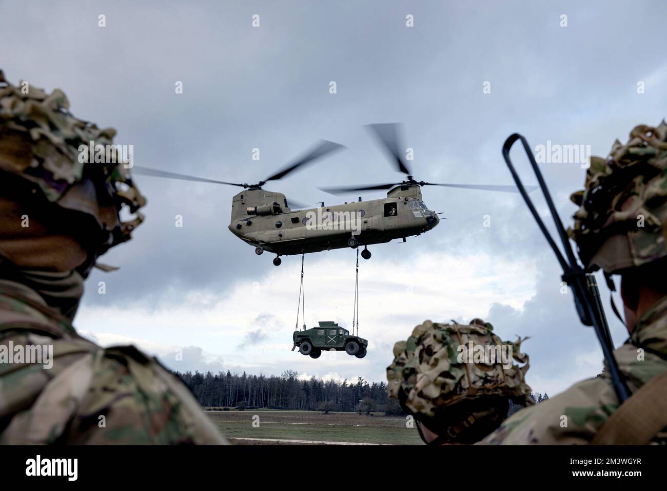 Grafenwoehr, Deutschland. 11.. Dezember 2022. Soldaten, die dem 2.. Brigaden-Kampfteam, der 101.. Luftwaffendivision (Luftangriff) und der 1.. Panzerdivision der Kampfluftfahrt-Brigade zugeteilt sind, führen im Rahmen einer kombinierten Feuerübung (CAMLFEX) am Dezember Schleuderladungen durch. 11, 2022, im Trainingsgelände Grafenwoehr, Deutschland. Unser Engagement für die Verteidigung des NATO-Territoriums ist unumstößlich, und die USA werden weiterhin unsere Haltung stärken, um unsere NATO-Verbündeten besser zu verteidigen. (Kreditbild: © USA Armee/ZUMA Press Wire Service) Stockfoto