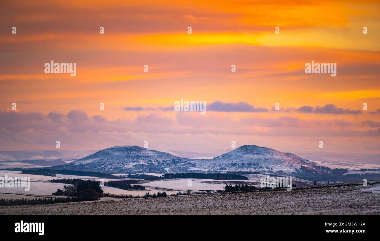 Lauder, Großbritannien. 16.. Dezember 2022. 16.. Dezember 2022 Lauder Moor, Schottische Grenzen. Ein stimmungsvoller Himmel über den Eildon Hills, wie er von Lauder Moor aus gesehen wird, während die Sonne an einem anderen kalten und kalten Tag in Südschottland untergeht. Eine gelbe Warnanzeige wurde ausgegeben, wenn das Winterwetter und der Schnee über das Wochenende noch kälter sind. Fotografie von Credit: phil wilkinson/Alamy Live News Stockfoto