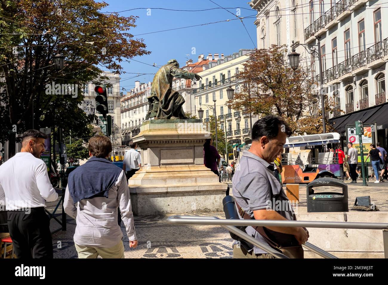 Leute hängen am Chiado Square rum Stockfoto