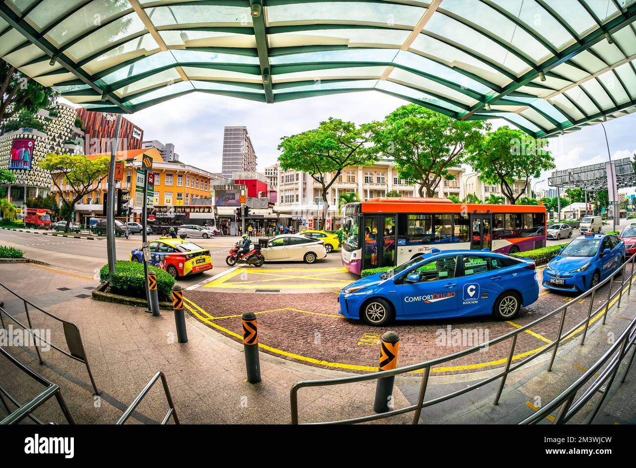 Taxis stehen an der Bugis Junction mit dem Bugis Street Market und Bugis Plus im Hintergrund. Stockfoto