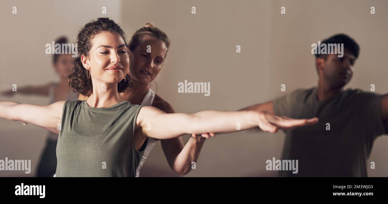 Nichts ist zu weit im Leben. Eine Gruppe junger Leute, die zusammen in einem Yoga-Kurs trainieren. Stockfoto