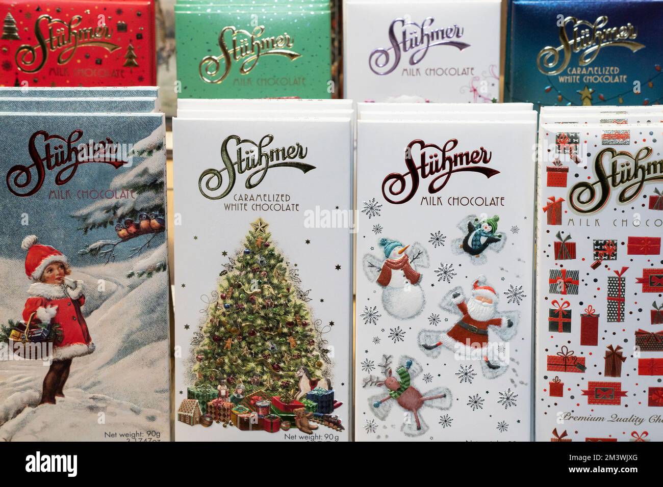 Budapest, Ungarn - 28.. November 2022: Verschiedene Designs von Schokoladenverpackungen in weihnachtsthemen. Stockfoto