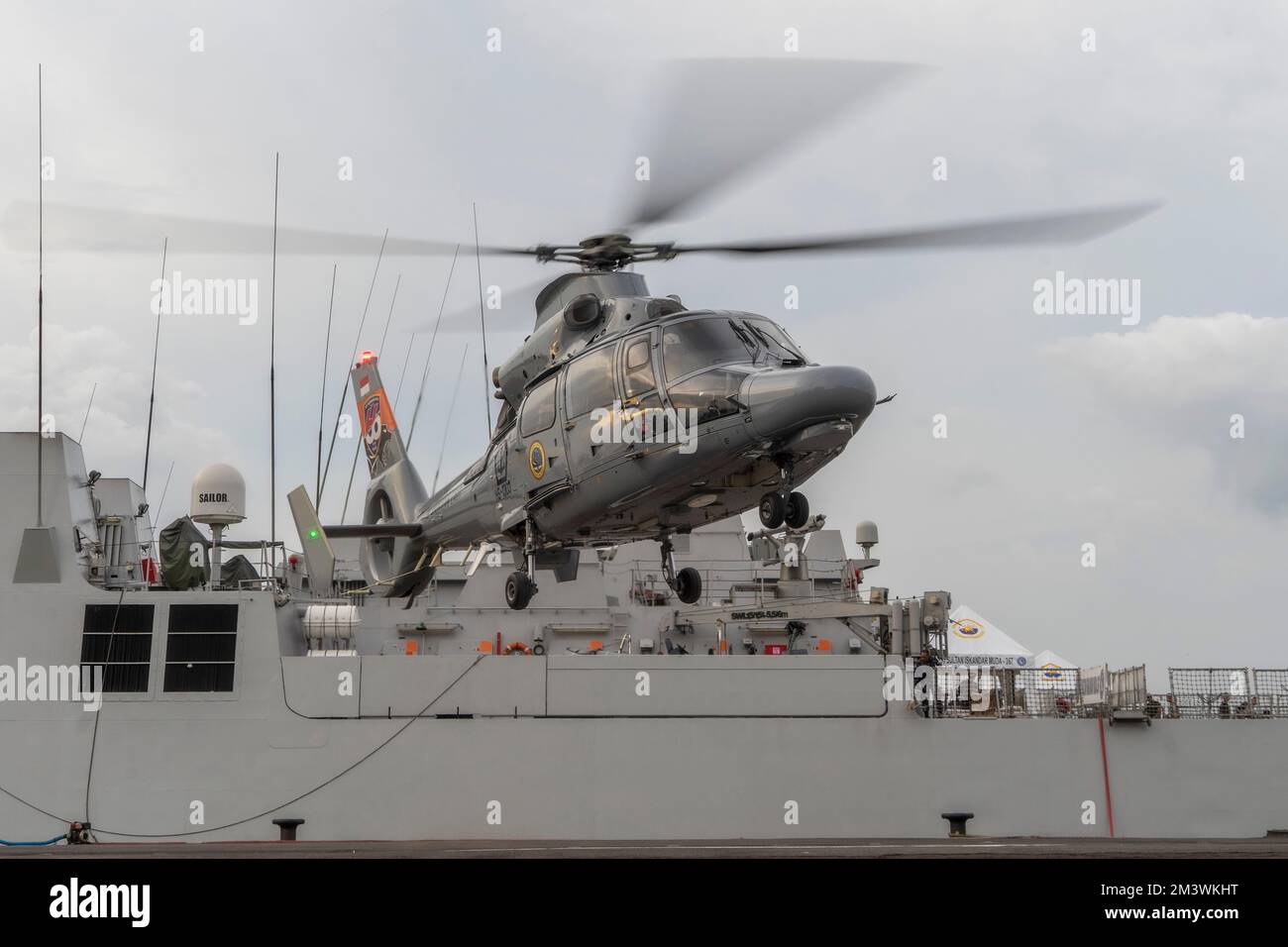 Surabaya, August 2022. Der indonesische Militärhelikopter startet und ist bereit für den gefeierten „PUSPENERBAL“-Jahrestag 66. Stockfoto