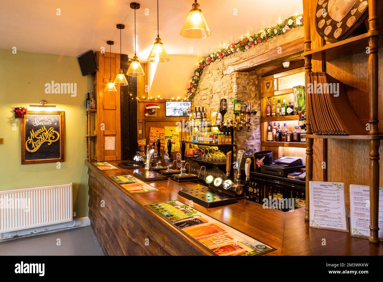 Innenausstattung des Fountain Inn, Parkend, Gloucestershire zur Weihnachtszeit. Stockfoto