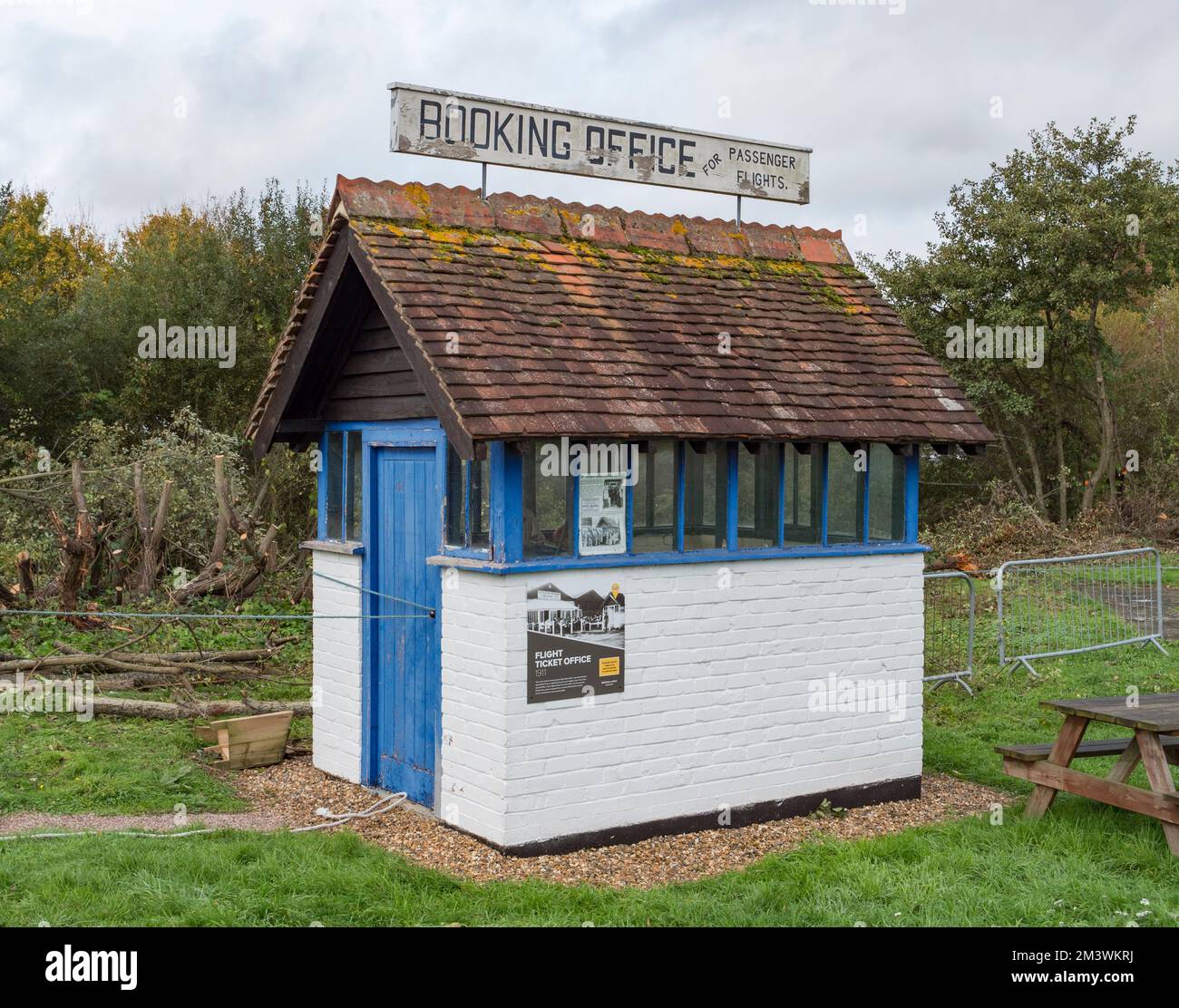 Das weltweit erste Ticketbüro für Passagierflüge (1911) im Brooklands Museum, Weybridge, Surrey, Großbritannien Stockfoto