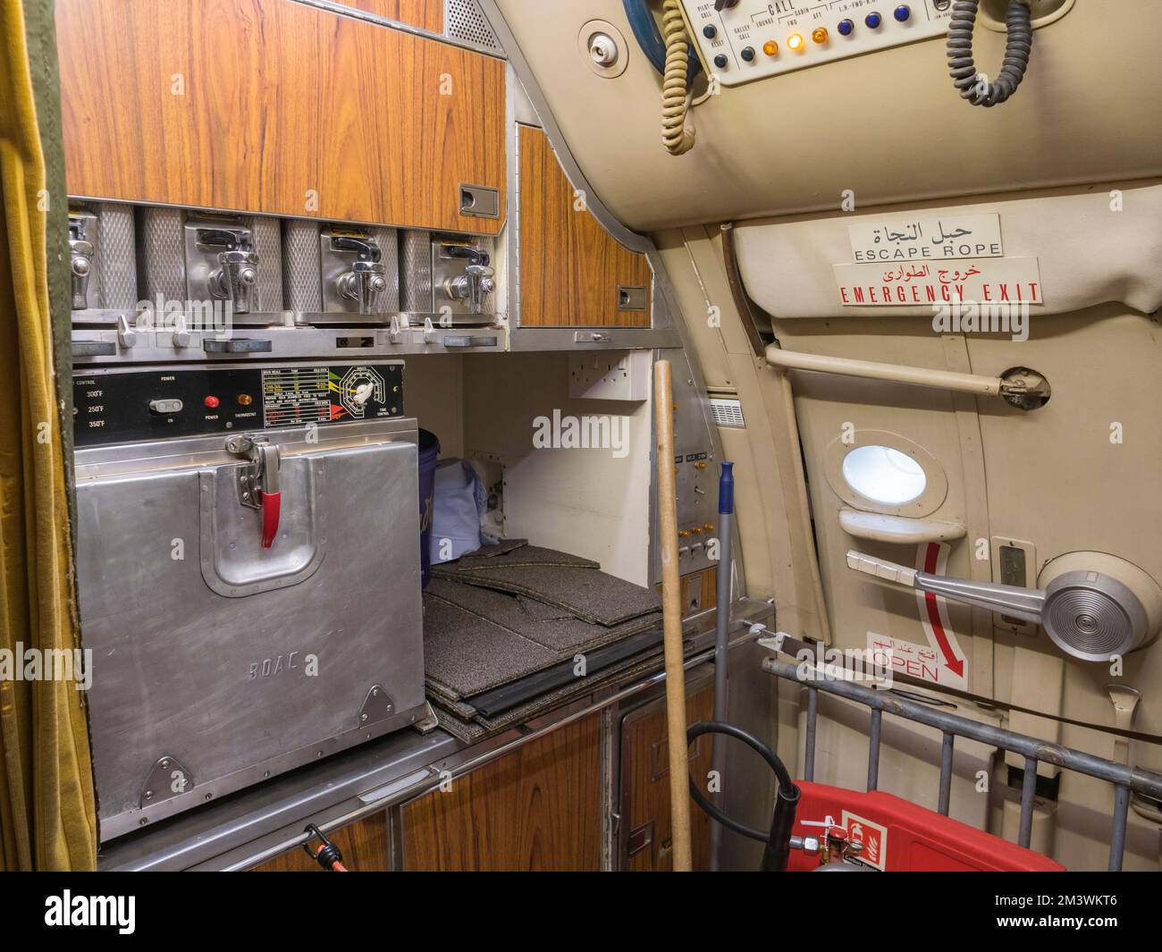 Die Galerie im Vickers 1103 VC10 „Sultan of Oman“ wird im Brooklands Museum, Weybridge, Surrey, Großbritannien, ausgestellt Stockfoto