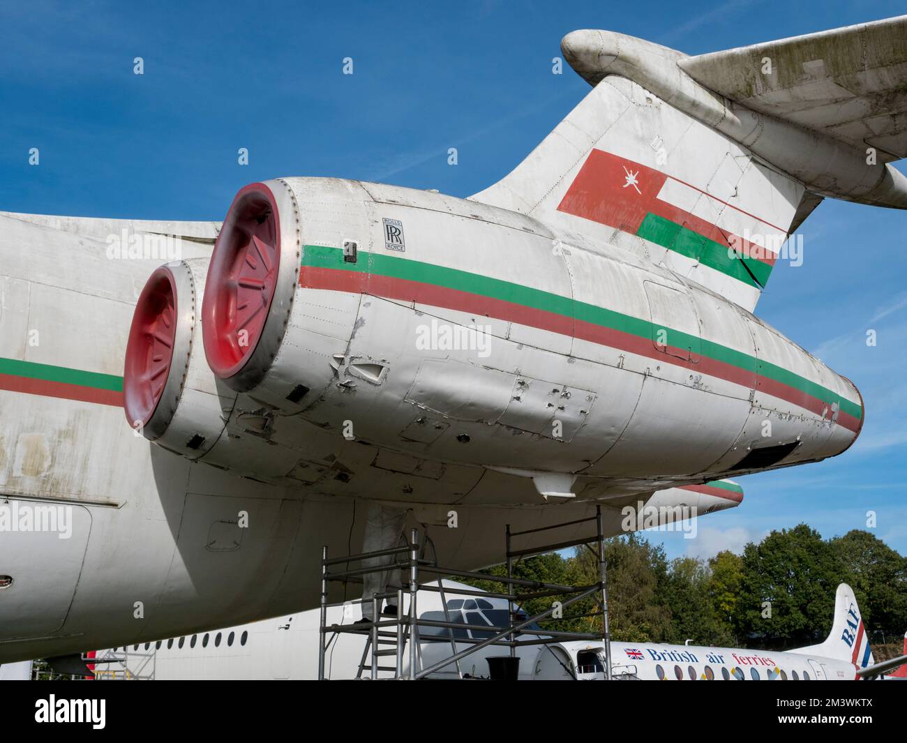 Zwei Heckmotoren der Vickers 1103 VC10 „Sultan of Oman“ werden im Brooklands Museum, Weybridge, Surrey, Großbritannien, ausgestellt Stockfoto