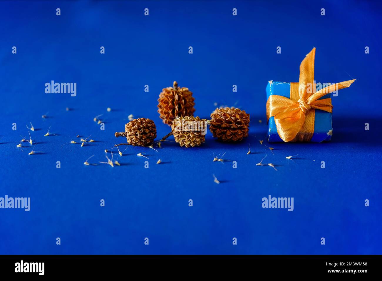 Ramadhan, Weihnachten und Neujahr Grußkartenkonzept auf blauem Hintergrund Stockfoto