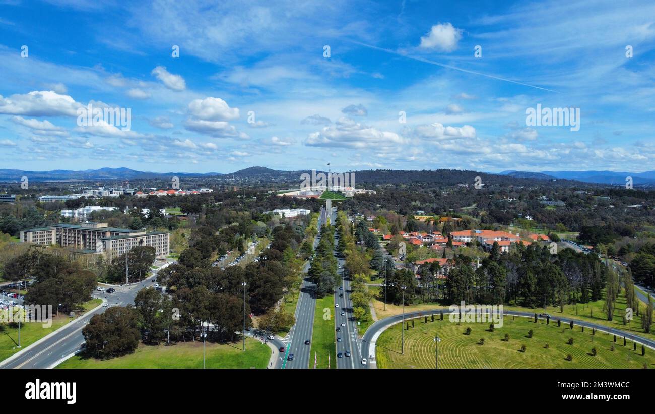 Breite mehrspurige Commonwealth Avenue, die zum Capital Hill und zum parlamentsgebäude in der Mitte von Canberra City, Australian Capital Territory, führt Stockfoto