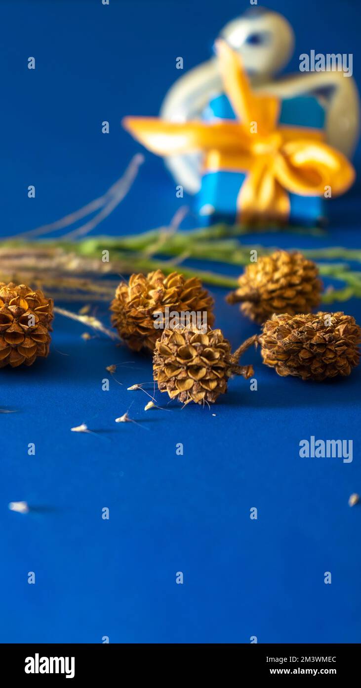 Ramadhan, Weihnachten und Neujahr Grußkartenkonzept auf blauem Hintergrund Stockfoto