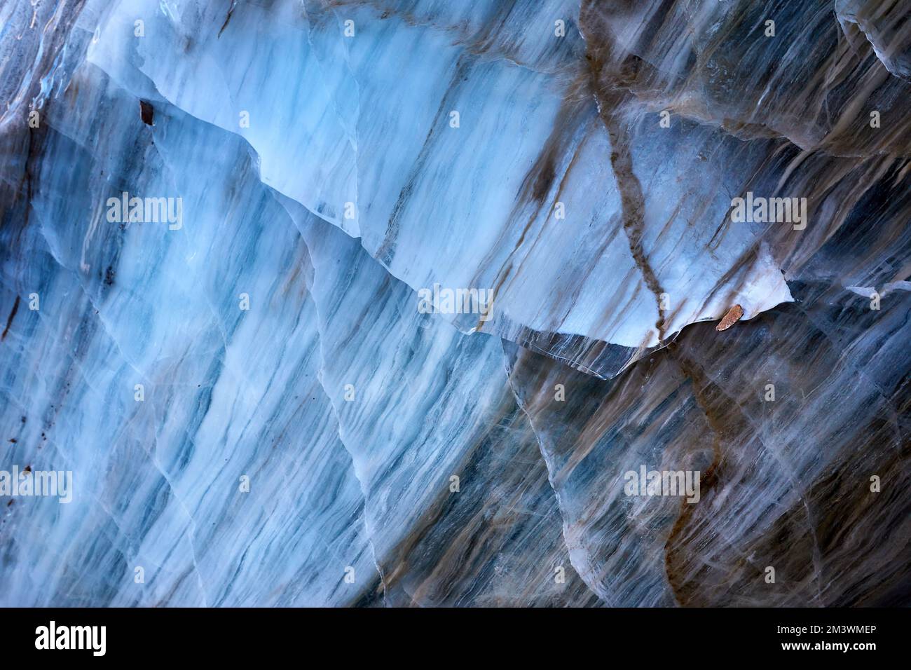 Wunderschöne Landschaft mit blauer Eishöhle, Wandtextur in den Bergen vor blauem Himmel in Almaty, Kasachstan Stockfoto