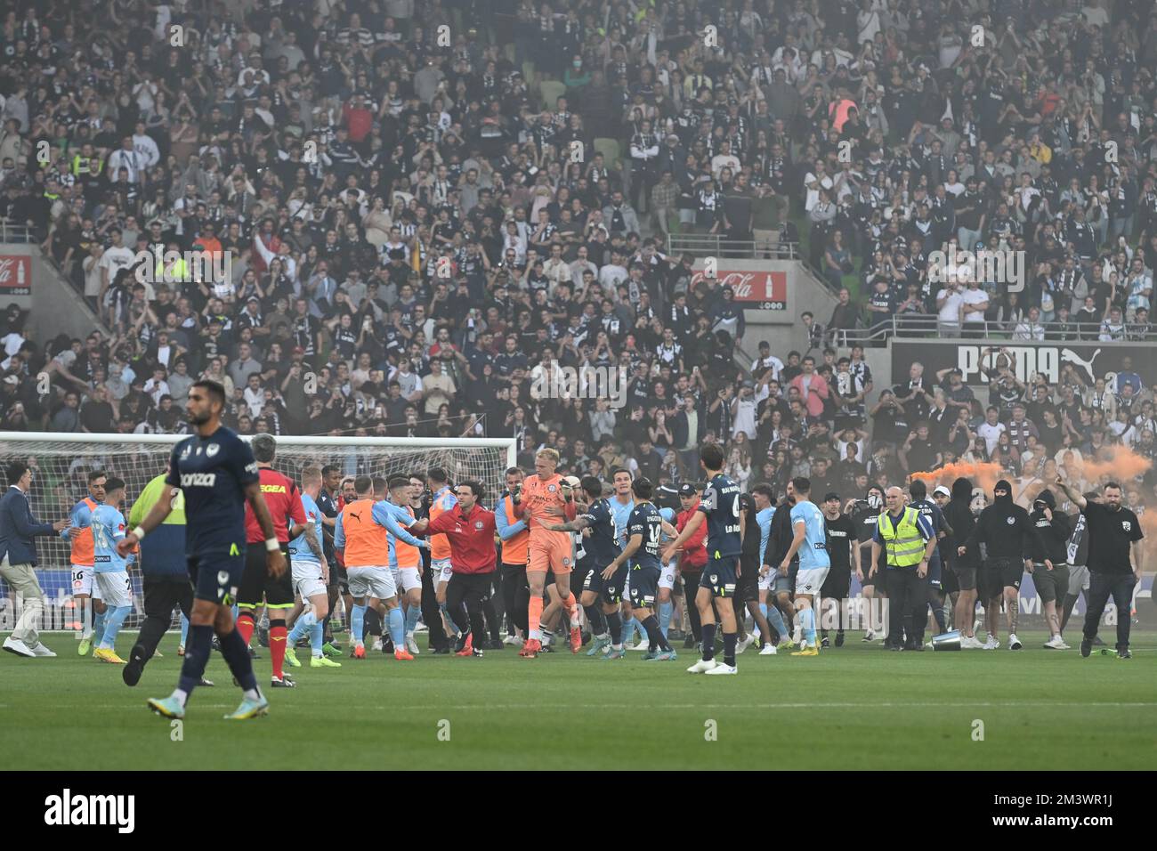 MELBOURNE, AUSTRALIEN. 17. Dezember 2022, Melbourne City V Melbourne Victory im AAMI Park. Die Fans von Melbourne Victory greifen auf das Spielfeld ein und zwingen die Spieler in die Umkleidekabinen. Thomas Glover ist mit Blut zu sehen, das auf sein Trikot strömt, nachdem er mit einem sandgefüllten Stahleimer ins Gesicht geschlagen wurde. Kredit: Karl Phillipson/Alamy Live News Stockfoto