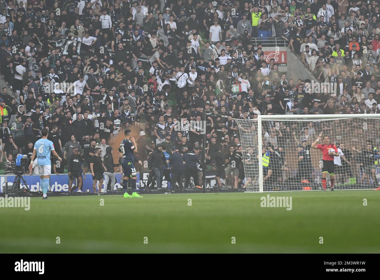 MELBOURNE, AUSTRALIEN. 17. Dezember 2022, Melbourne City V Melbourne Victory im AAMI Park. Die Fans von Melbourne Victory greifen auf das Spielfeld ein und zwingen die Spieler in die Umkleidekabinen. . Kredit: Karl Phillipson/Alamy Live News Stockfoto