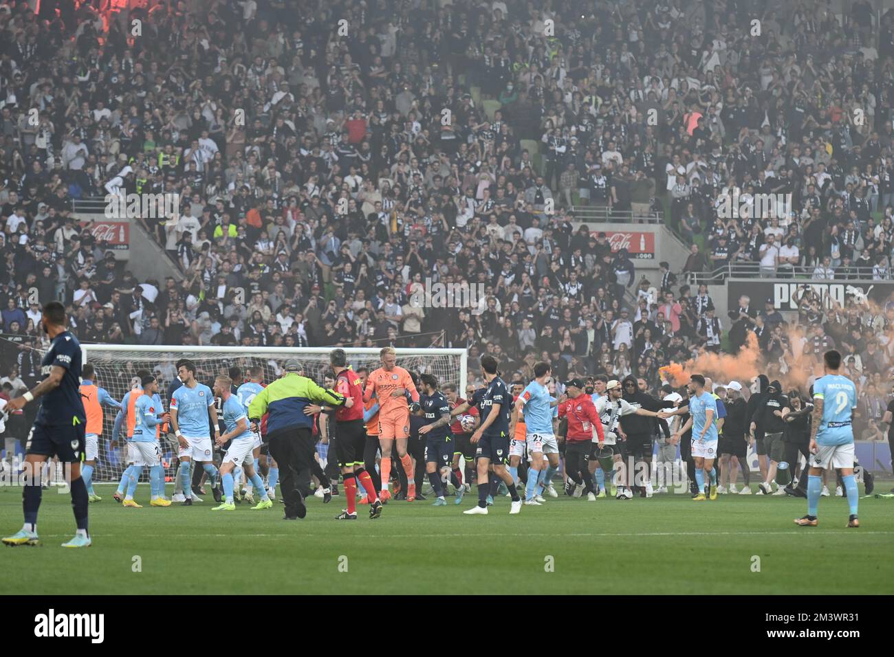 MELBOURNE, AUSTRALIEN. 17. Dezember 2022, Melbourne City V Melbourne Victory im AAMI Park. Die Fans von Melbourne Victory greifen auf das Spielfeld ein und zwingen die Spieler in die Umkleidekabinen. Thomas Glover ist mit Blut zu sehen, das auf sein Trikot strömt, nachdem er mit einem sandgefüllten Stahleimer ins Gesicht geschlagen wurde. Kredit: Karl Phillipson/Alamy Live News Stockfoto