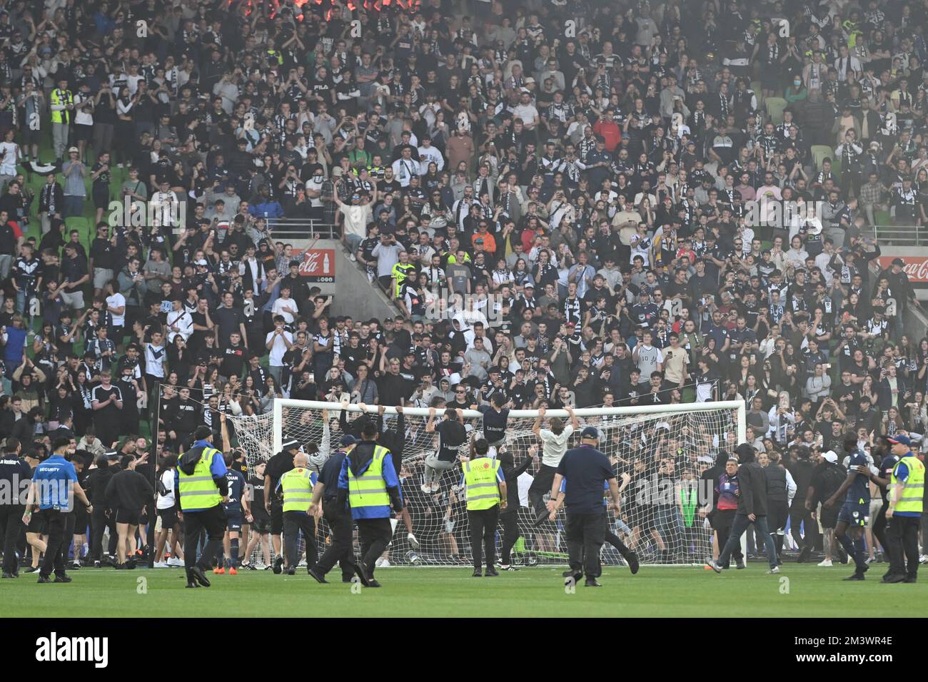 MELBOURNE, AUSTRALIEN. 17. Dezember 2022, Melbourne City V Melbourne Victory im AAMI Park. Die Fans von Melbourne Victory greifen auf das Spielfeld ein und zwingen die Spieler in die Umkleidekabinen. Kredit: Karl Phillipson/Alamy Live News Stockfoto