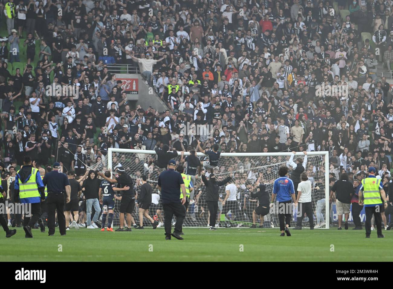 MELBOURNE, AUSTRALIEN. 17. Dezember 2022, Melbourne City V Melbourne Victory im AAMI Park. Die Fans von Melbourne Victory greifen auf das Spielfeld ein und zwingen die Spieler in die Umkleidekabinen. Thomas Glover ist mit Blut zu sehen, das auf sein Trikot strömt, nachdem er mit einem sandgefüllten Stahleimer ins Gesicht geschlagen wurde. Kredit: Karl Phillipson/Alamy Live News Stockfoto