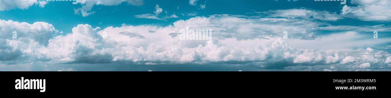 Helles, Farbenfrohes Panorama Des Wolkigen Himmels. Natürlicher Tag Bewölkter Himmel Abstrakter Hintergrund. Panoramablick Auf Die Cumulus-Wolken. Abstraktes Hellblau. Verstanden Stockfoto