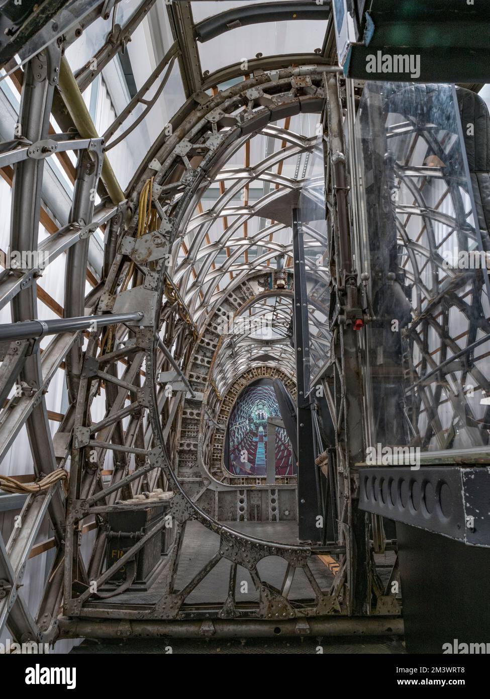 Sehen Sie den Rumpf eines Wellington Bombers im Brooklands Museum, Surrey, Großbritannien. Stockfoto