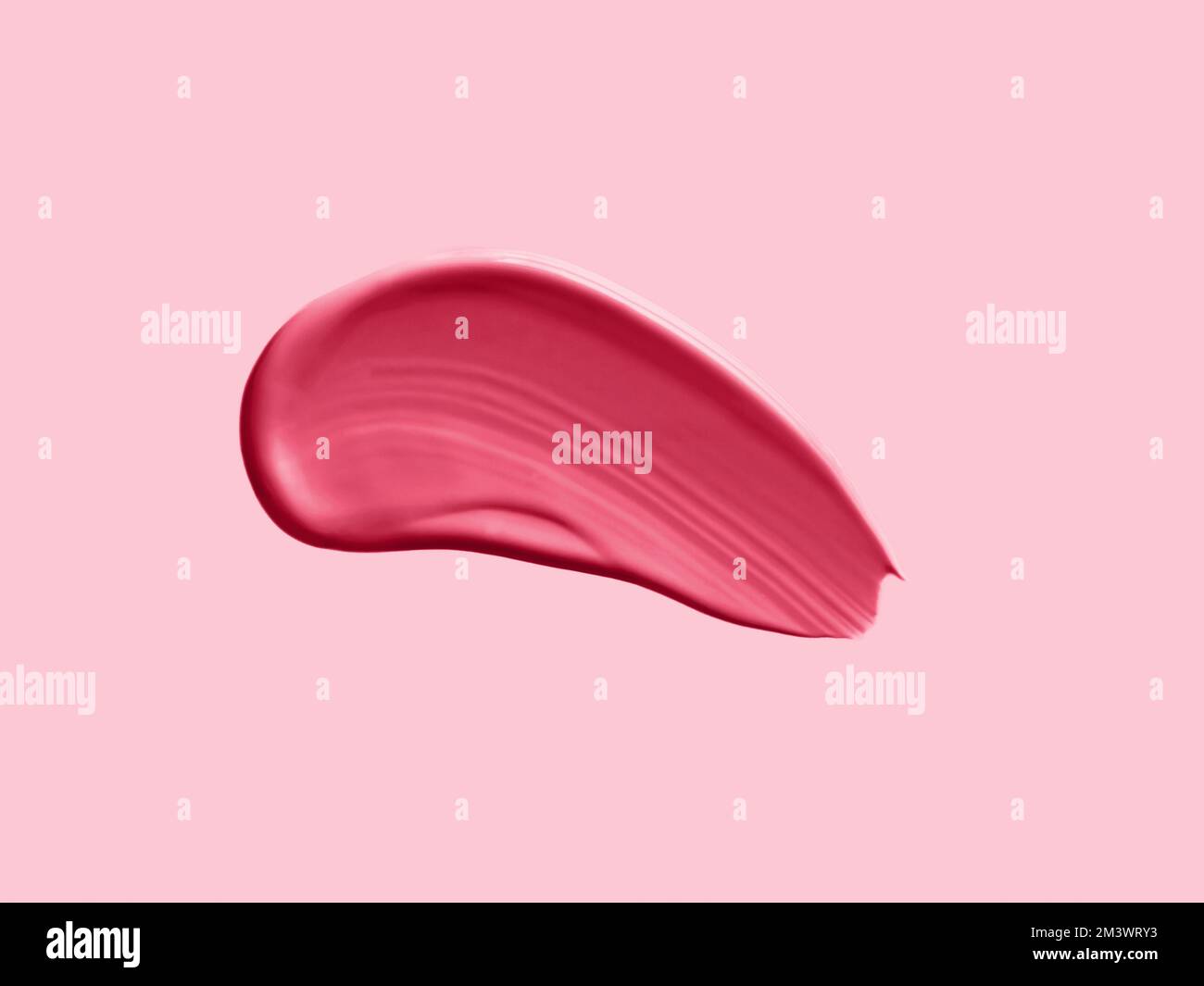Die ästhetische Textur des flüssigen Lippenstifts Rot-Magenta. Darstellung der Farbe Rot-Magenta von 2023 Viva Magenta in Make-up und Kosmetik. Abstrakte Hintergrundpinselstriche aus roter magentafarbener Creme. Speicherplatz kopieren Stockfoto