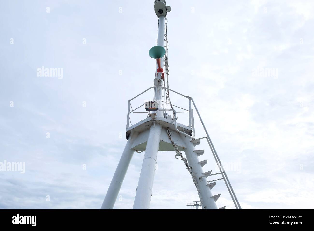 Antennenhorn und Satellitenantenne auf einem Tanker Stockfoto