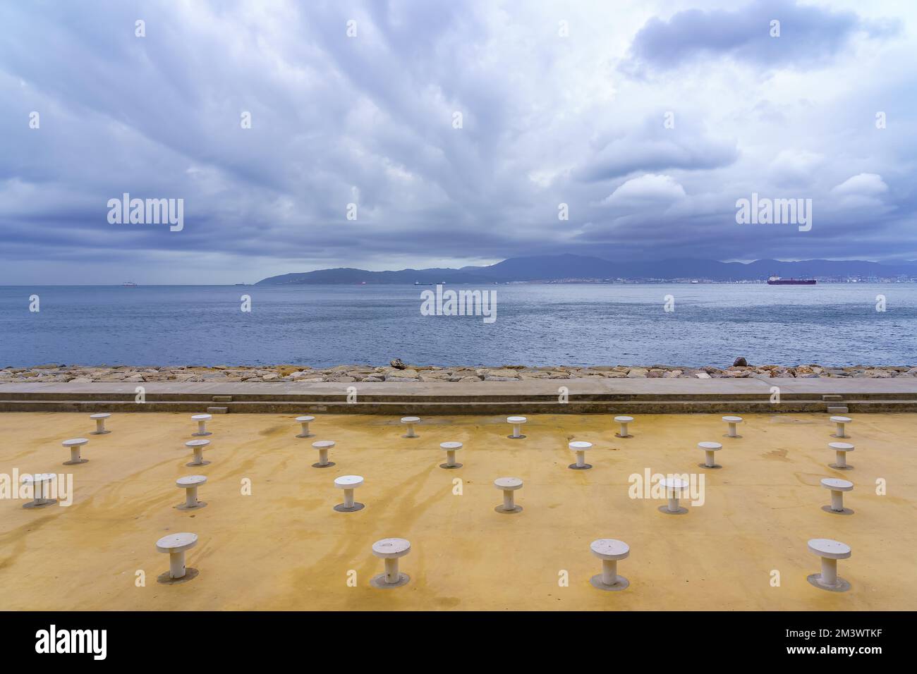 Touristenstrand an der Küste der Bucht von Cadiz in Gibraltar an einem bewölkten Tag. Stockfoto