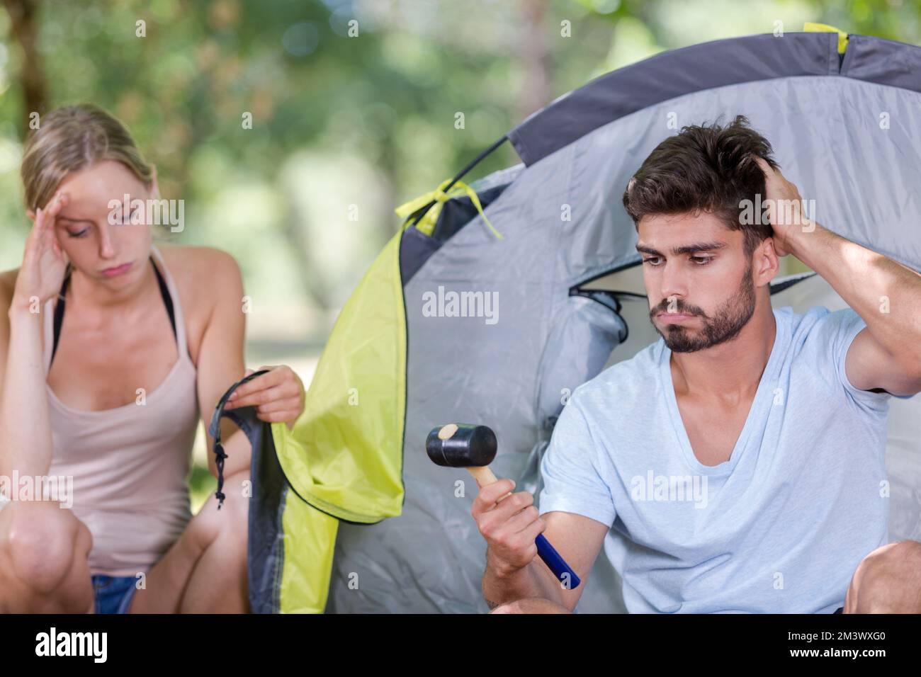 Ein Paar war beim Zeltmachen verwirrt Stockfoto