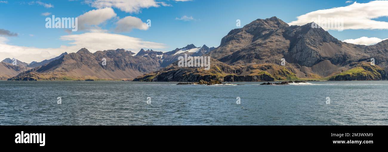 Wunderschöne, zerklüftete, unberührte Natur an der Ostküste von South Georgia vor und in Stromness Bay Stockfoto