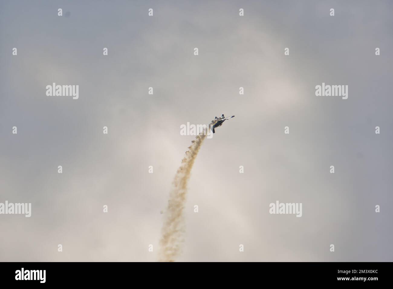 Ein Flugzeug, das während der Bournemouth Air Show im wolkigen Himmel fliegt. Stockfoto