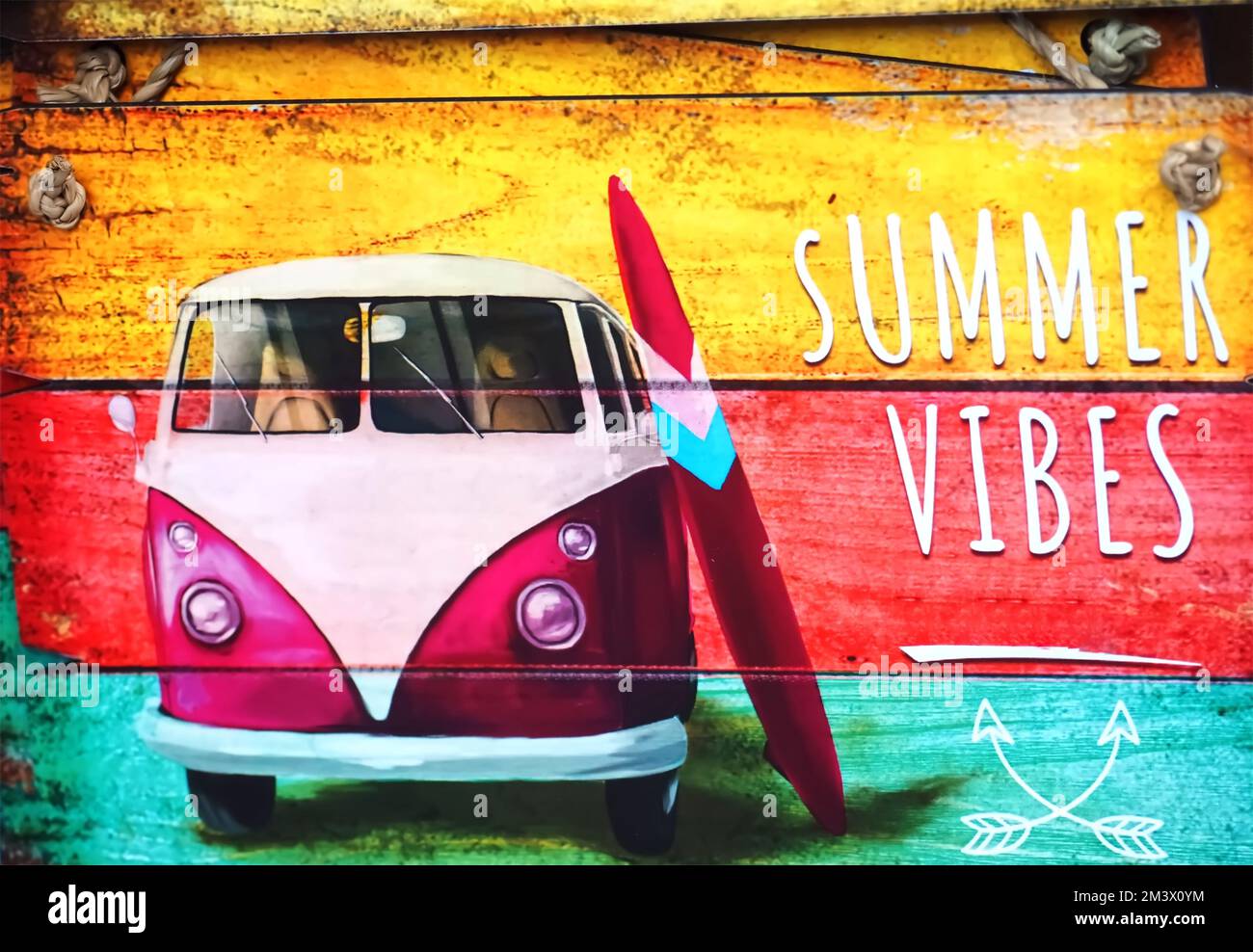 Farbenfrohes Holzschild mit Sommeratmosphäre und Minibus Stockfoto