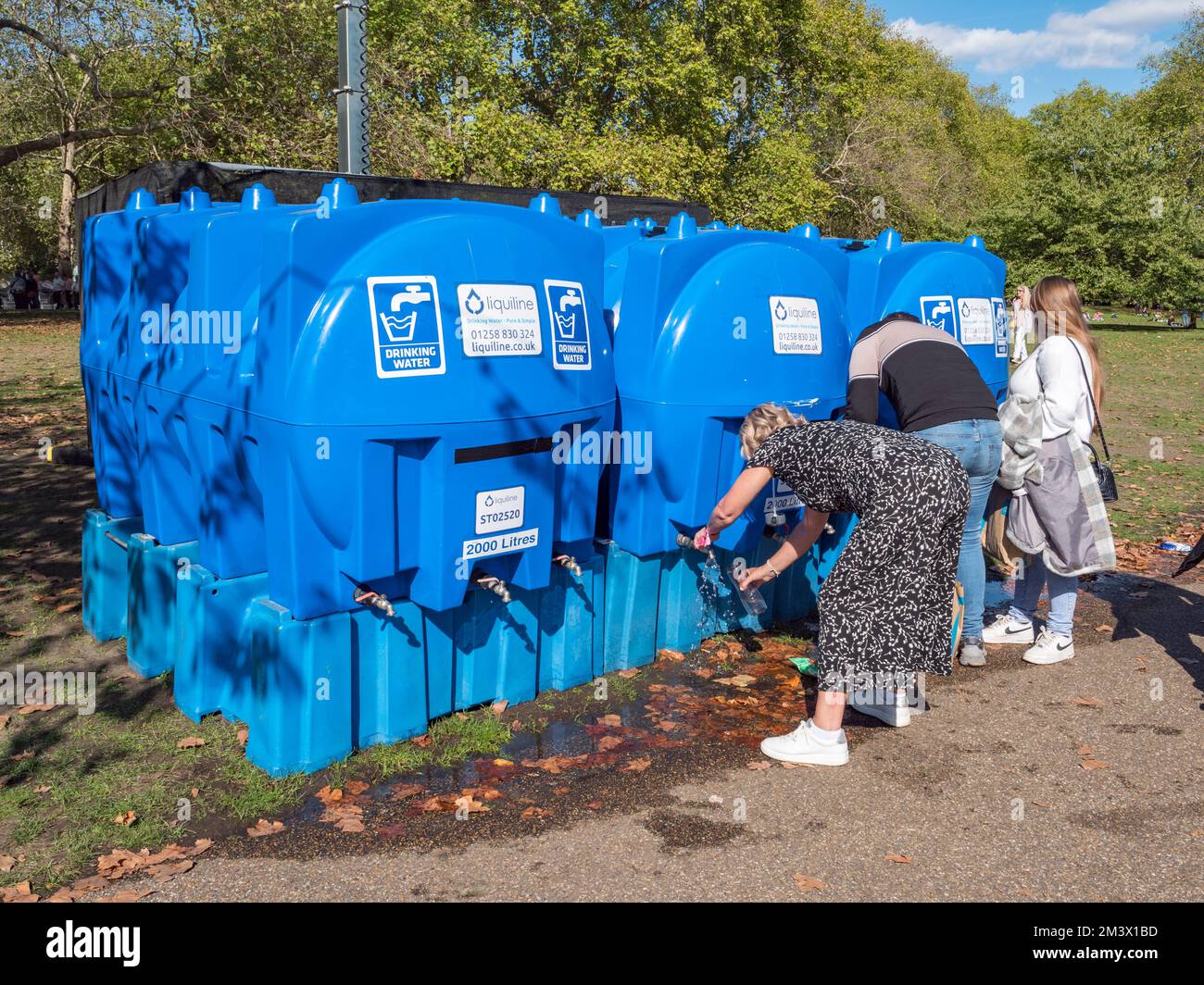 Menschen, die liquiline Water Bowsers St James Park, London, UK während der Trauerzeit nach dem Tod von Königin Elizabth II. Im September 2022. Stockfoto