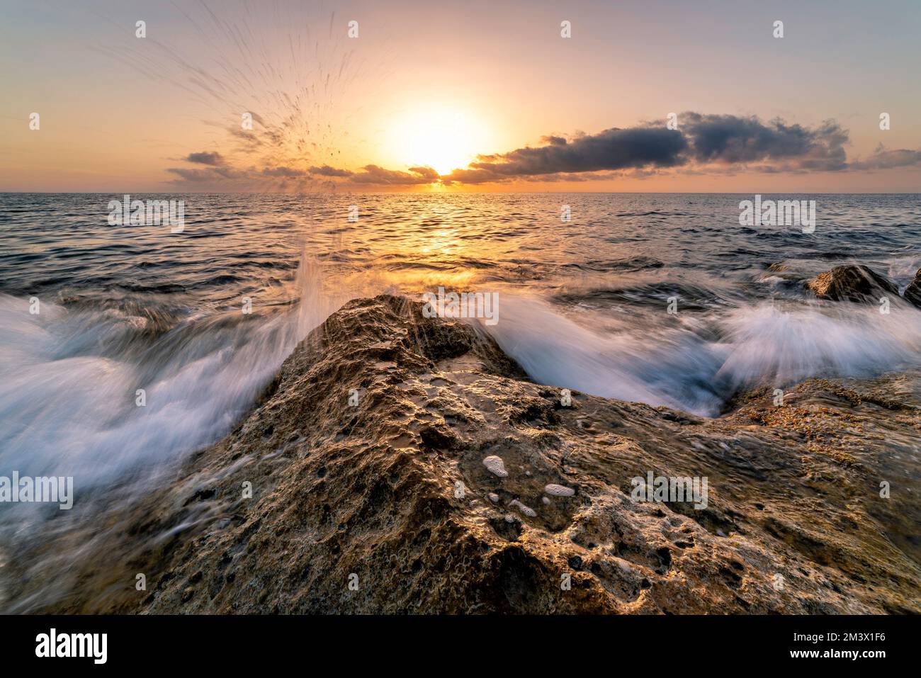 Sonnenaufgang an den Stränden von La Manga del Mar Menor, Murcia, Spanien Stockfoto
