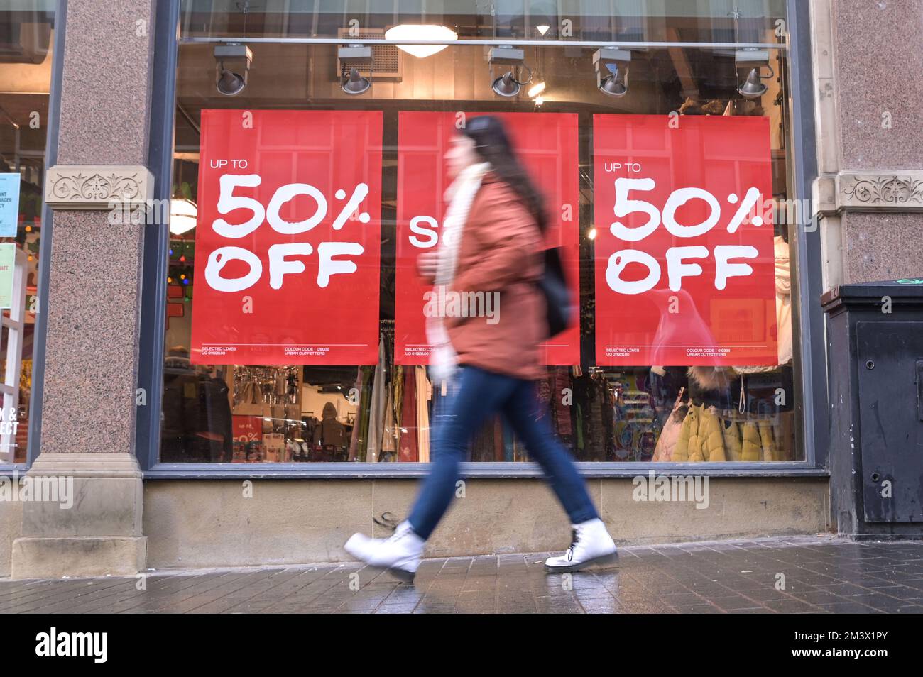 New Street, Birmingham, 17. Dezember 2022. - Shopper fahren am Super Saturday ins Stadtzentrum von Birmingham, um ein Last-Minute-Geschenk zu bekommen, den letzten Haupteinkaufssamstag vor Weihnachten, der nur 8 Tage entfernt ist. PIC by Credit: Stop Press Media/Alamy Live News Stockfoto
